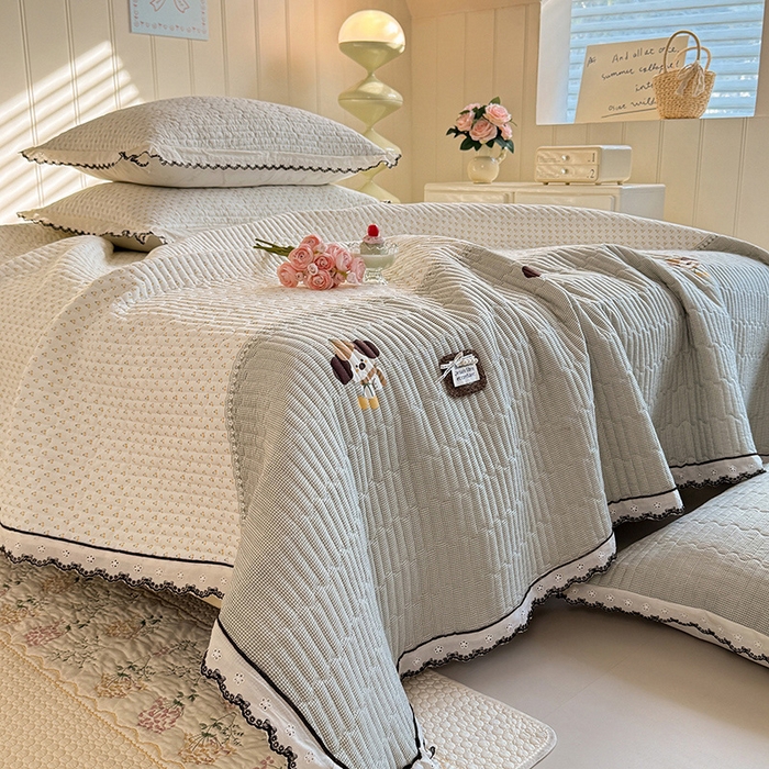 91家纺网 家纺一手货源 找家纺 贝凯瑞 2026新款水洗皱皱纱双层纱云朵棉三层夹棉绗绣刺绣小花边单件三件床盖 软萌小狗