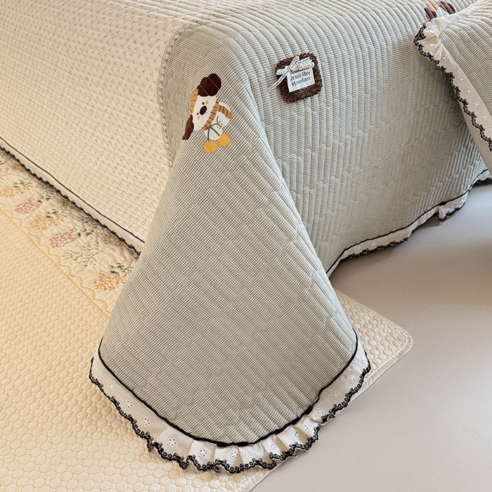 91家纺网 家纺一手货源 找家纺 贝凯瑞 2026新款水洗皱皱纱双层纱云朵棉三层夹棉绗绣刺绣小花边单件三件床盖 软萌小狗