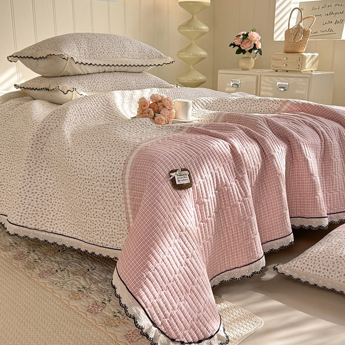 91家纺网 家纺一手货源 找家纺 贝凯瑞 2026新款水洗皱皱纱双层纱云朵棉三层夹棉绗绣刺绣小花边单件三件床盖 粉黛甜心