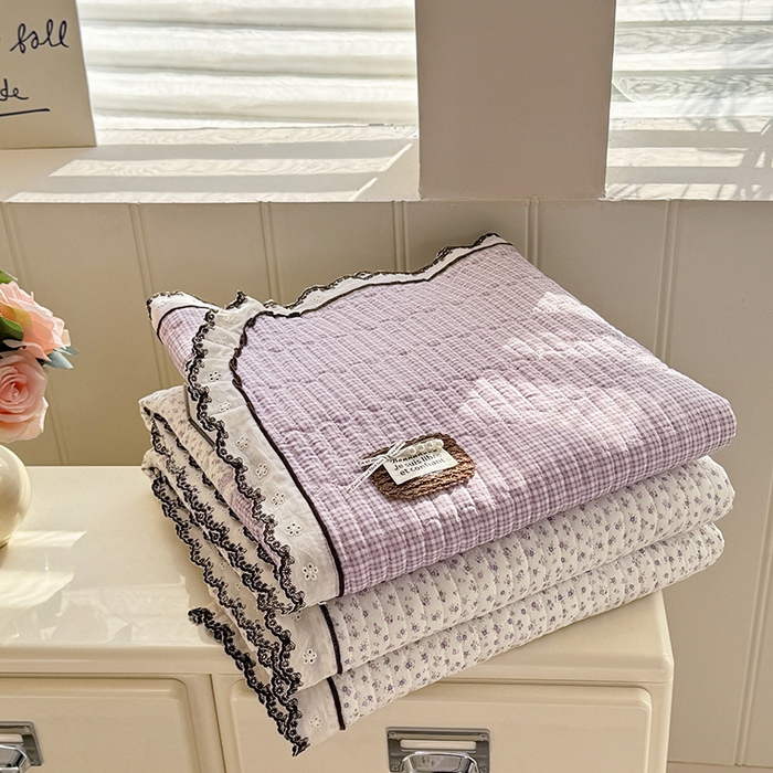 91家纺网 家纺一手货源 找家纺 贝凯瑞 2026新款水洗皱皱纱双层纱云朵棉三层夹棉绗绣刺绣小花边单件三件床盖 组合图仅供展示-不可下单