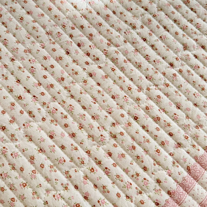 91家纺网 家纺一手货源 找家纺 贝凯瑞 2026新款水洗皱皱纱双层纱云朵棉三层夹棉绗绣刺绣小花边单件三件床盖 粉黛甜心