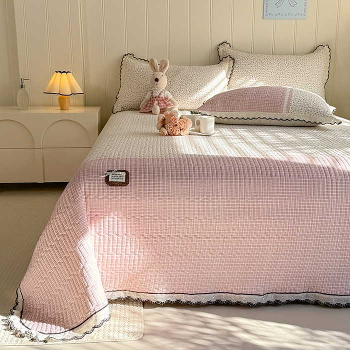 91家纺网 家纺一手货源 找家纺 贝凯瑞 2026新款水洗皱皱纱双层纱云朵棉三层夹棉绗绣刺绣小花边单件三件床盖 粉黛甜心