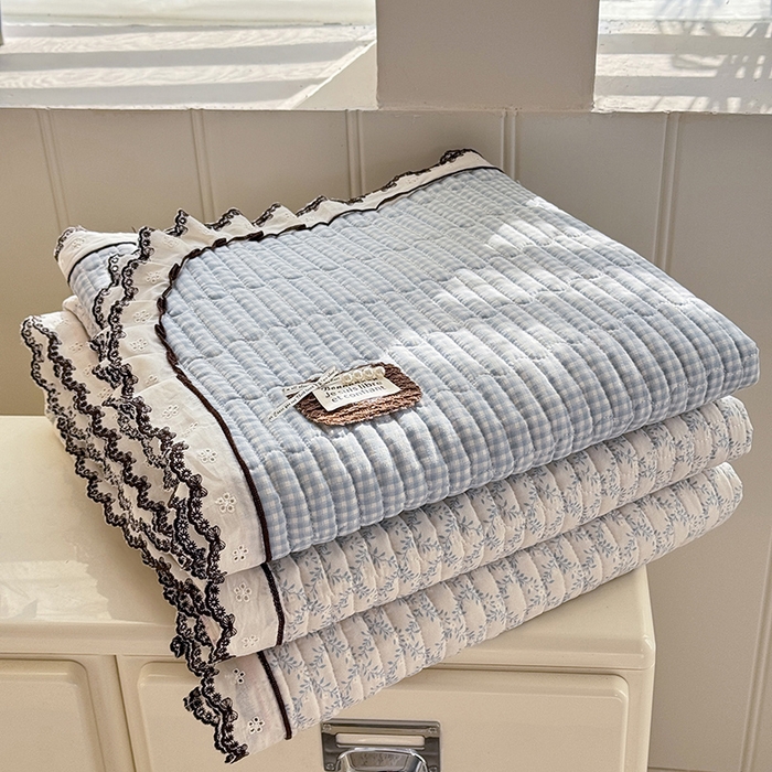 91家纺网 家纺一手货源 找家纺 贝凯瑞 2026新款水洗皱皱纱双层纱云朵棉三层夹棉绗绣刺绣小花边单件三件床盖 组合图仅供展示-不可下单