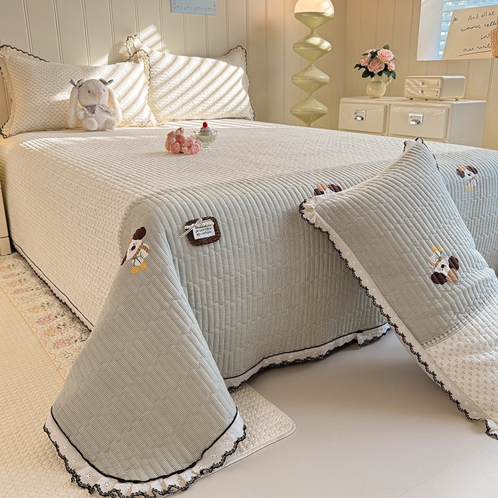贝凯瑞 2026新款水洗皱皱纱双层纱云朵棉三层夹棉绗绣刺绣小花边单件三件床盖 软萌小狗