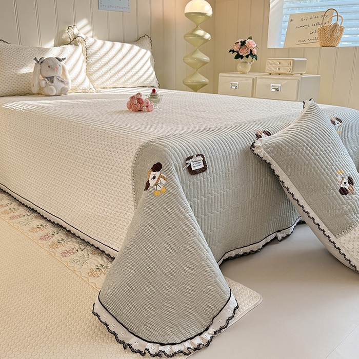 91家纺网 家纺一手货源 找家纺 贝凯瑞 2026新款水洗皱皱纱双层纱云朵棉三层夹棉绗绣刺绣小花边单件三件床盖 软萌小狗