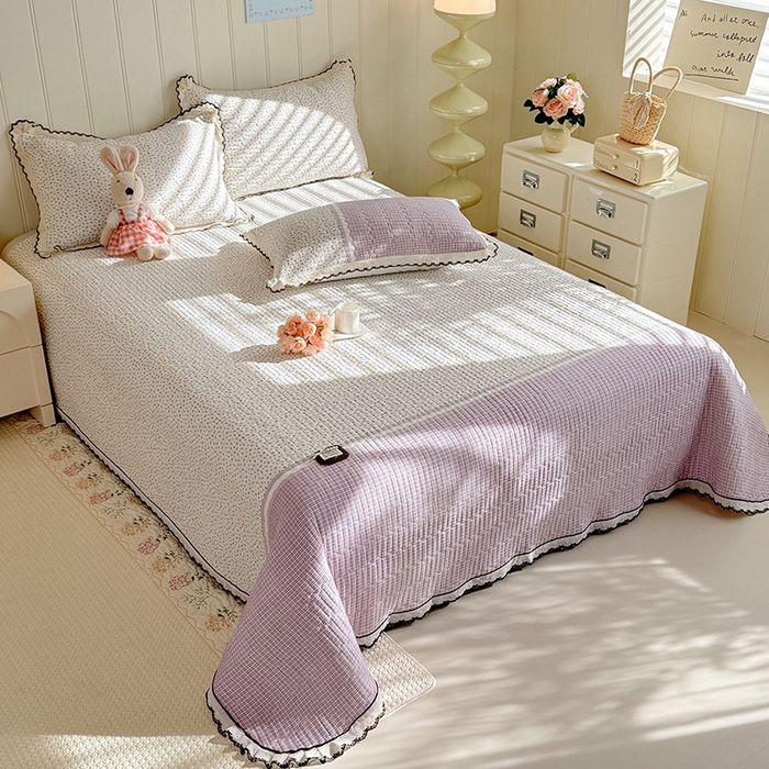 91家纺网 家纺一手货源 找家纺 贝凯瑞 2026新款水洗皱皱纱双层纱云朵棉三层夹棉绗绣刺绣小花边单件三件床盖 芋泥奶冻