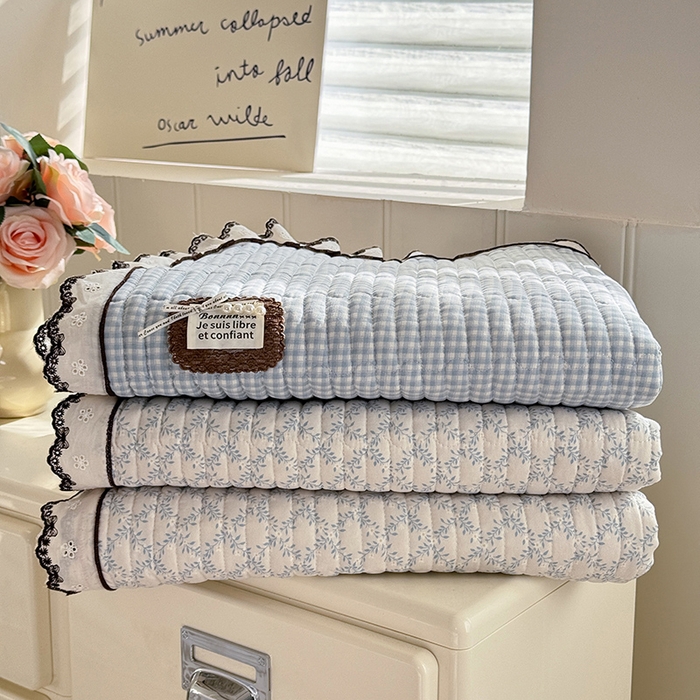 91家纺网 家纺一手货源 找家纺 贝凯瑞 2026新款水洗皱皱纱双层纱云朵棉三层夹棉绗绣刺绣小花边单件三件床盖 组合图仅供展示-不可下单