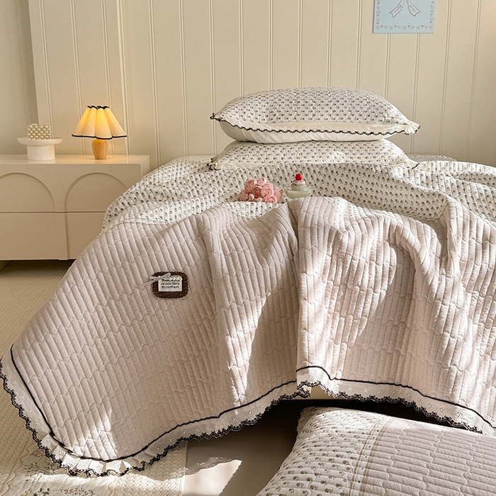 91家纺网 家纺一手货源 找家纺 贝凯瑞 2026新款水洗皱皱纱双层纱云朵棉三层夹棉绗绣刺绣小花边单件三件床盖 奶咖碎梦