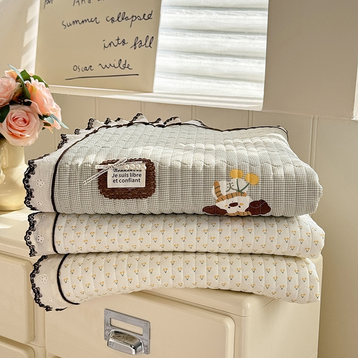 91家纺网 家纺一手货源 找家纺 贝凯瑞 2026新款水洗皱皱纱双层纱云朵棉三层夹棉绗绣刺绣小花边单件三件床盖 组合图仅供展示-不可下单