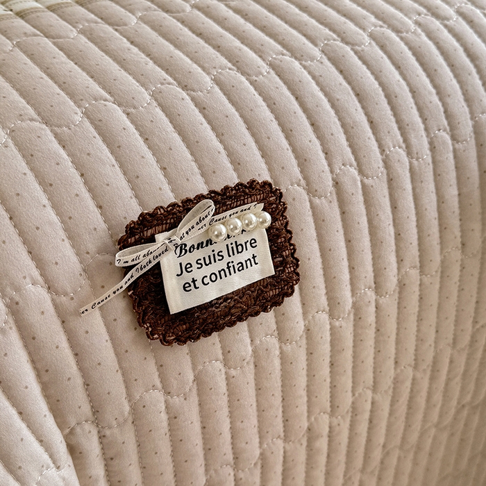 91家纺网 家纺一手货源 找家纺 贝凯瑞 2026新款水洗皱皱纱双层纱云朵棉三层夹棉绗绣刺绣小花边单件三件床盖 奶咖碎梦