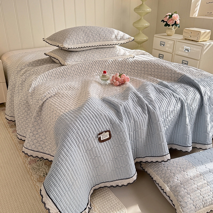 91家纺网 家纺一手货源 找家纺 贝凯瑞 2026新款水洗皱皱纱双层纱云朵棉三层夹棉绗绣刺绣小花边单件三件床盖 海盐气泡