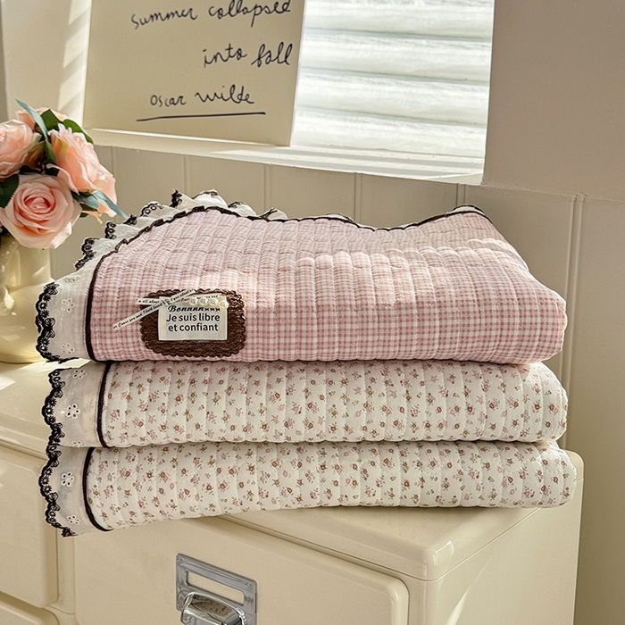 91家纺网 家纺一手货源 找家纺 贝凯瑞 2026新款水洗皱皱纱双层纱云朵棉三层夹棉绗绣刺绣小花边单件三件床盖 组合图仅供展示-不可下单