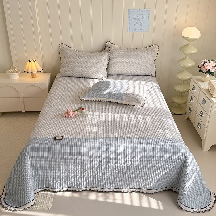 91家纺网 家纺一手货源 找家纺 贝凯瑞 2026新款水洗皱皱纱双层纱云朵棉三层夹棉绗绣刺绣小花边单件三件床盖 海盐气泡