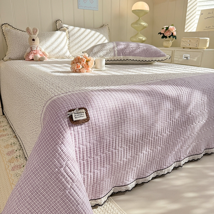 91家纺网 家纺一手货源 找家纺 贝凯瑞 2026新款水洗皱皱纱双层纱云朵棉三层夹棉绗绣刺绣小花边单件三件床盖 芋泥奶冻