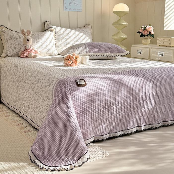 91家纺网 家纺一手货源 找家纺 贝凯瑞 2026新款水洗皱皱纱双层纱云朵棉三层夹棉绗绣刺绣小花边单件三件床盖 芋泥奶冻