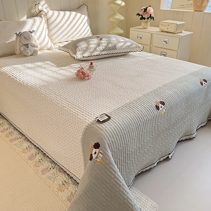 91家纺网 家纺一手货源 找家纺 贝凯瑞 2026新款水洗皱皱纱双层纱云朵棉三层夹棉绗绣刺绣小花边单件三件床盖 软萌小狗