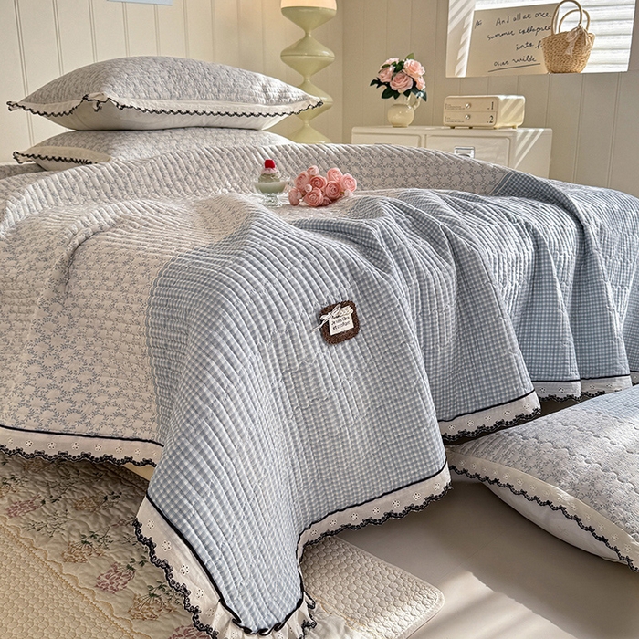 91家纺网 家纺一手货源 找家纺 贝凯瑞 2026新款水洗皱皱纱双层纱云朵棉三层夹棉绗绣刺绣小花边单件三件床盖 海盐气泡