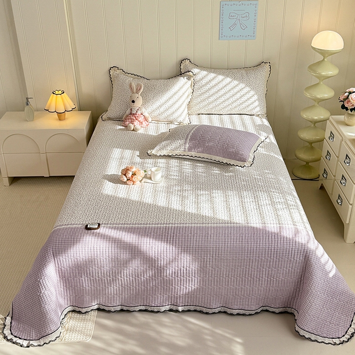 91家纺网 家纺一手货源 找家纺 贝凯瑞 2026新款水洗皱皱纱双层纱云朵棉三层夹棉绗绣刺绣小花边单件三件床盖 芋泥奶冻