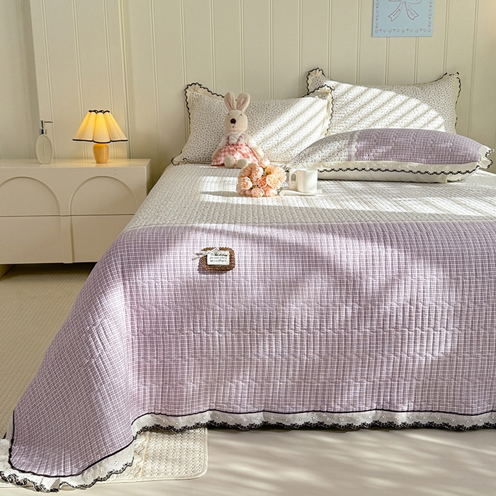 91家纺网 家纺一手货源 找家纺 贝凯瑞 2026新款水洗皱皱纱双层纱云朵棉三层夹棉绗绣刺绣小花边单件三件床盖 芋泥奶冻