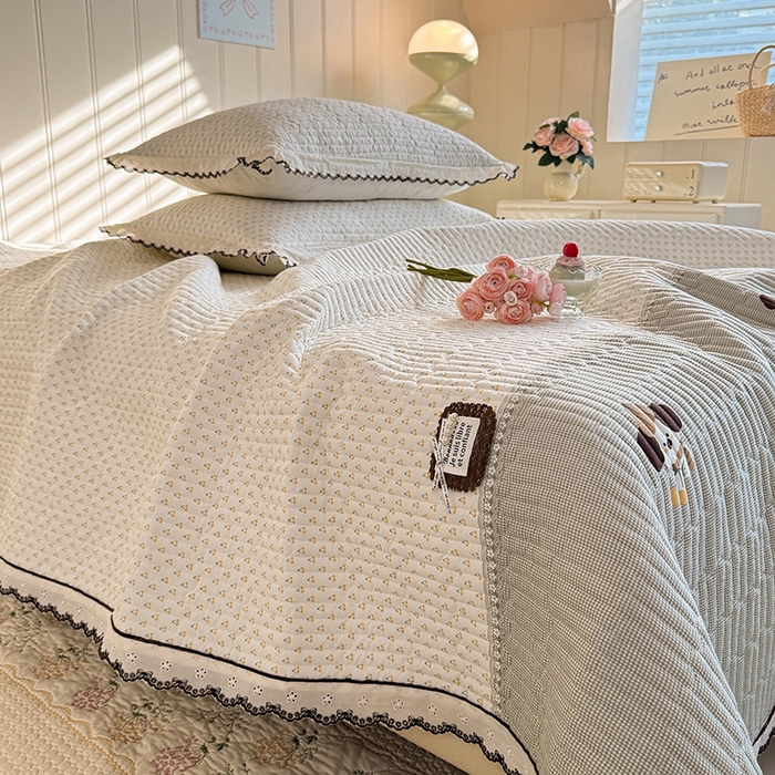 91家纺网 家纺一手货源 找家纺 贝凯瑞 2026新款水洗皱皱纱双层纱云朵棉三层夹棉绗绣刺绣小花边单件三件床盖 软萌小狗