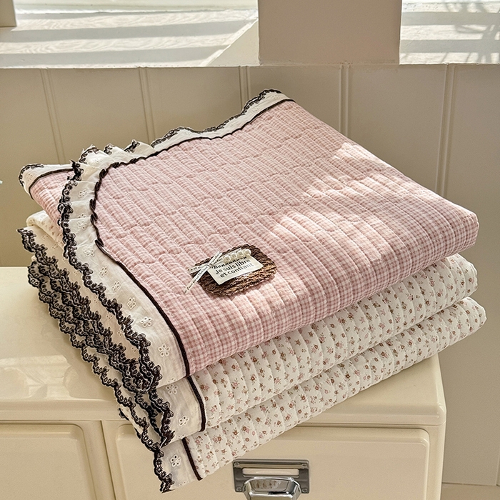 91家纺网 家纺一手货源 找家纺 贝凯瑞 2026新款水洗皱皱纱双层纱云朵棉三层夹棉绗绣刺绣小花边单件三件床盖 组合图仅供展示-不可下单