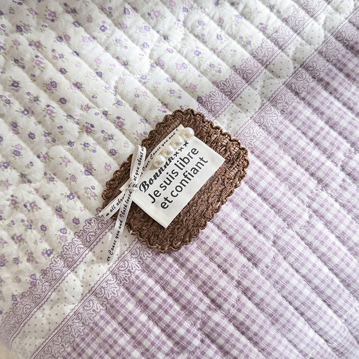 91家纺网 家纺一手货源 找家纺 贝凯瑞 2026新款水洗皱皱纱双层纱云朵棉三层夹棉绗绣刺绣小花边单件三件床盖 芋泥奶冻