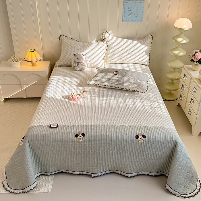 91家纺网 家纺一手货源 找家纺 贝凯瑞 2026新款水洗皱皱纱双层纱云朵棉三层夹棉绗绣刺绣小花边单件三件床盖 软萌小狗