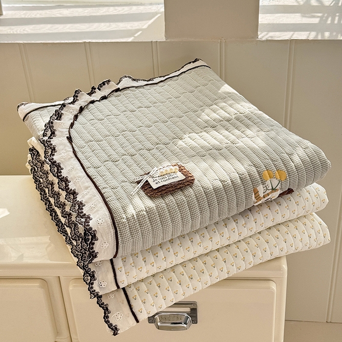 91家纺网 家纺一手货源 找家纺 贝凯瑞 2026新款水洗皱皱纱双层纱云朵棉三层夹棉绗绣刺绣小花边单件三件床盖 组合图仅供展示-不可下单