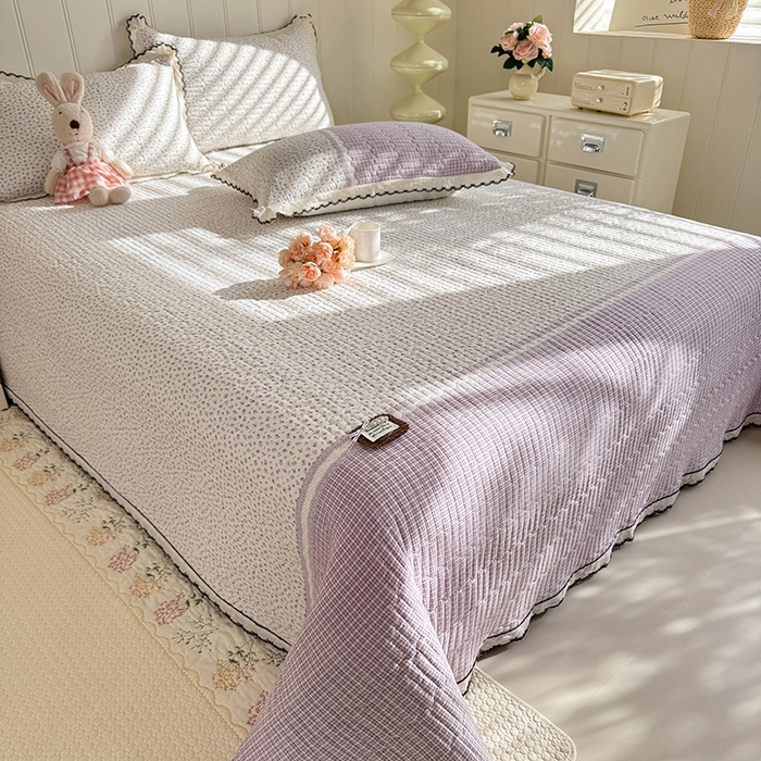 91家纺网 家纺一手货源 找家纺 贝凯瑞 2026新款水洗皱皱纱双层纱云朵棉三层夹棉绗绣刺绣小花边单件三件床盖 芋泥奶冻