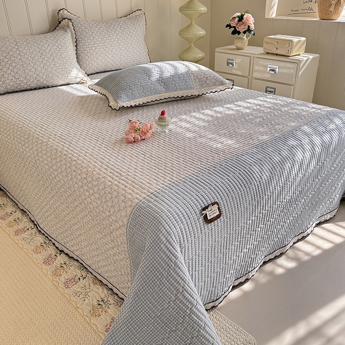 91家纺网 家纺一手货源 找家纺 贝凯瑞 2026新款水洗皱皱纱双层纱云朵棉三层夹棉绗绣刺绣小花边单件三件床盖 海盐气泡