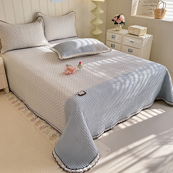 91家纺网 家纺一手货源 找家纺 贝凯瑞 2026新款水洗皱皱纱双层纱云朵棉三层夹棉绗绣刺绣小花边单件三件床盖 海盐气泡