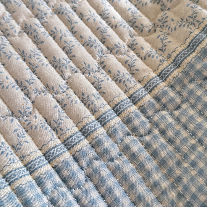 91家纺网 家纺一手货源 找家纺 贝凯瑞 2026新款水洗皱皱纱双层纱云朵棉三层夹棉绗绣刺绣小花边单件三件床盖 海盐气泡