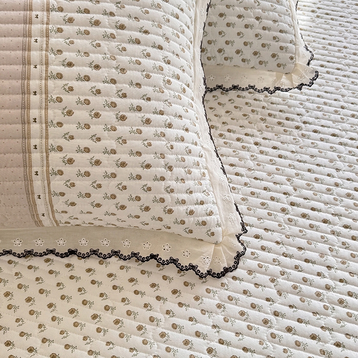 91家纺网 家纺一手货源 找家纺 贝凯瑞 2026新款水洗皱皱纱双层纱云朵棉三层夹棉绗绣刺绣小花边单件三件床盖 奶咖碎梦