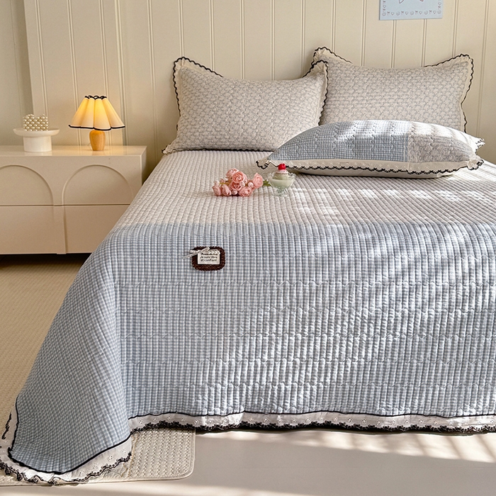 91家纺网 家纺一手货源 找家纺 贝凯瑞 2026新款水洗皱皱纱双层纱云朵棉三层夹棉绗绣刺绣小花边单件三件床盖 海盐气泡