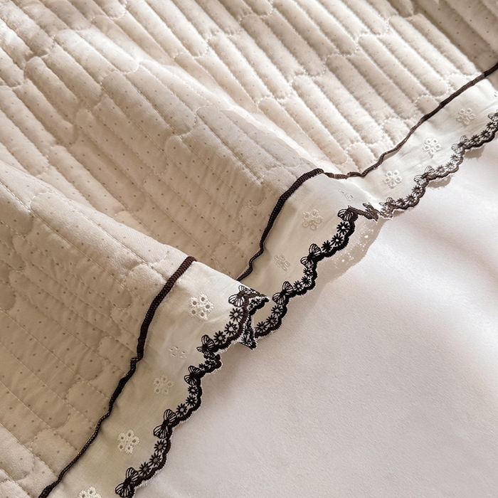 91家纺网 家纺一手货源 找家纺 贝凯瑞 2026新款水洗皱皱纱双层纱云朵棉三层夹棉绗绣刺绣小花边单件三件床盖 奶咖碎梦