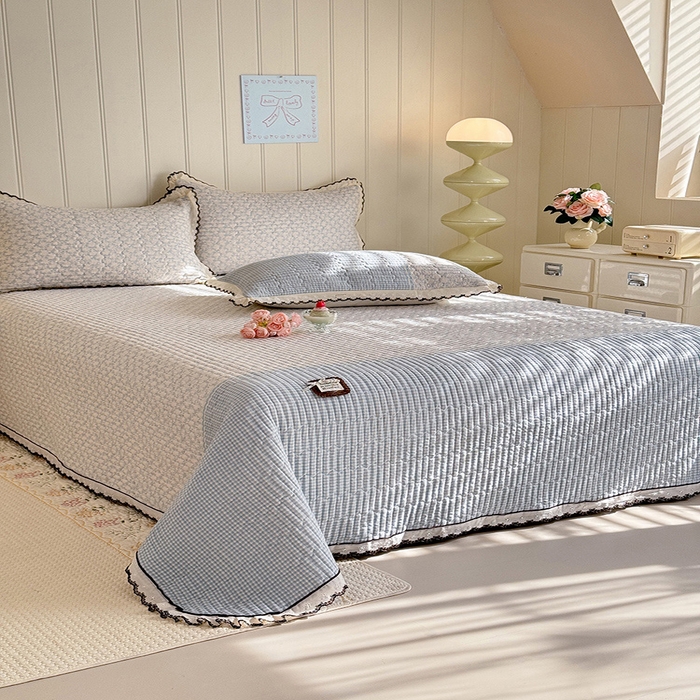 91家纺网 家纺一手货源 找家纺 贝凯瑞 2026新款水洗皱皱纱双层纱云朵棉三层夹棉绗绣刺绣小花边单件三件床盖 海盐气泡