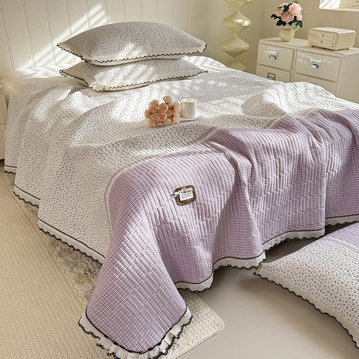 91家纺网 家纺一手货源 找家纺 贝凯瑞 2026新款水洗皱皱纱双层纱云朵棉三层夹棉绗绣刺绣小花边单件三件床盖 芋泥奶冻