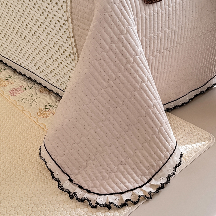 91家纺网 家纺一手货源 找家纺 贝凯瑞 2026新款水洗皱皱纱双层纱云朵棉三层夹棉绗绣刺绣小花边单件三件床盖 奶咖碎梦