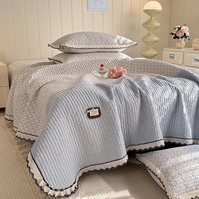 91家纺网 家纺一手货源 找家纺 贝凯瑞 2026新款水洗皱皱纱双层纱云朵棉三层夹棉绗绣刺绣小花边单件三件床盖 海盐气泡