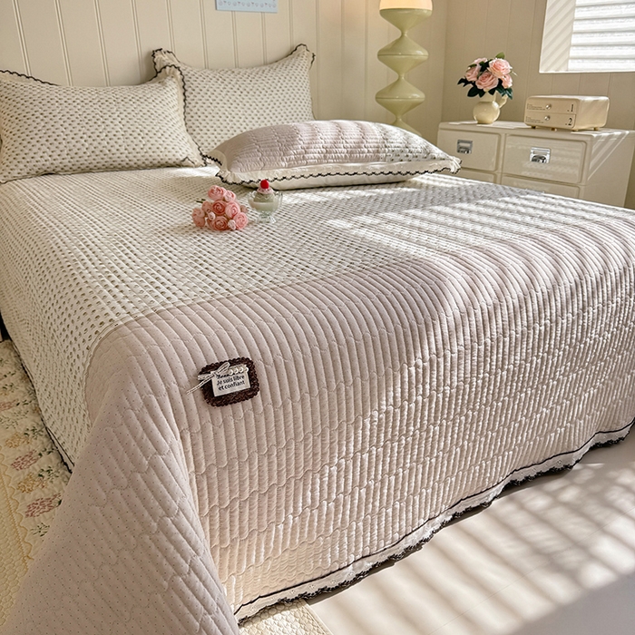 91家纺网 家纺一手货源 找家纺 贝凯瑞 2026新款水洗皱皱纱双层纱云朵棉三层夹棉绗绣刺绣小花边单件三件床盖 奶咖碎梦