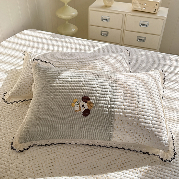 91家纺网 家纺一手货源 找家纺 贝凯瑞 2026新款水洗皱皱纱双层纱云朵棉三层夹棉绗绣刺绣小花边单件三件床盖 软萌小狗