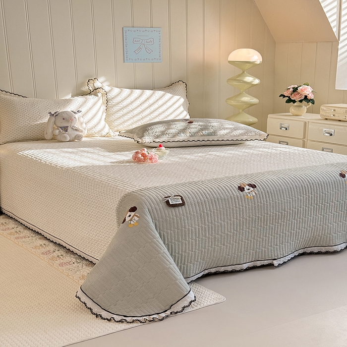 91家纺网 家纺一手货源 找家纺 贝凯瑞 2026新款水洗皱皱纱双层纱云朵棉三层夹棉绗绣刺绣小花边单件三件床盖 软萌小狗