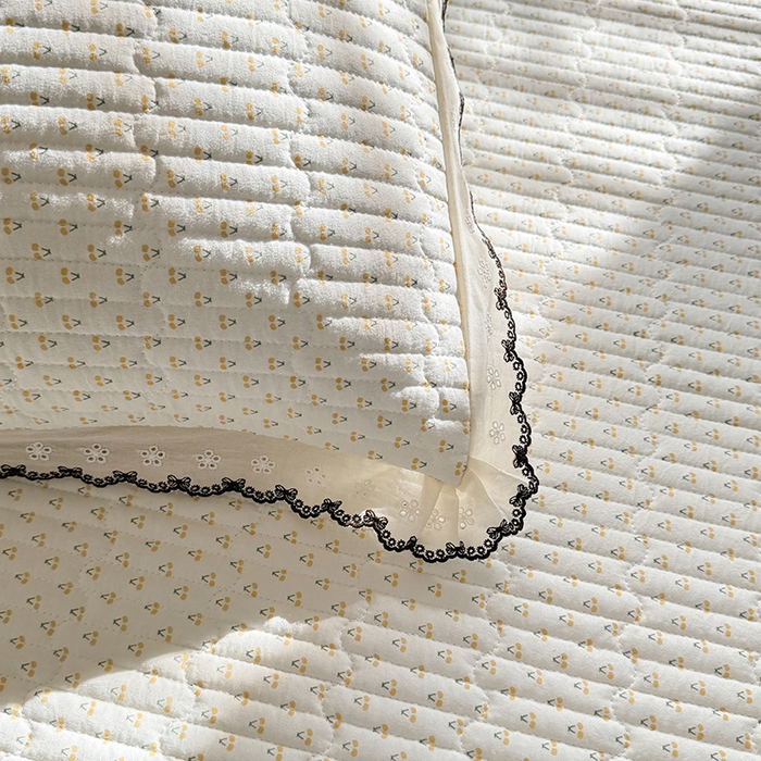 91家纺网 家纺一手货源 找家纺 贝凯瑞 2026新款水洗皱皱纱双层纱云朵棉三层夹棉绗绣刺绣小花边单件三件床盖 软萌小狗