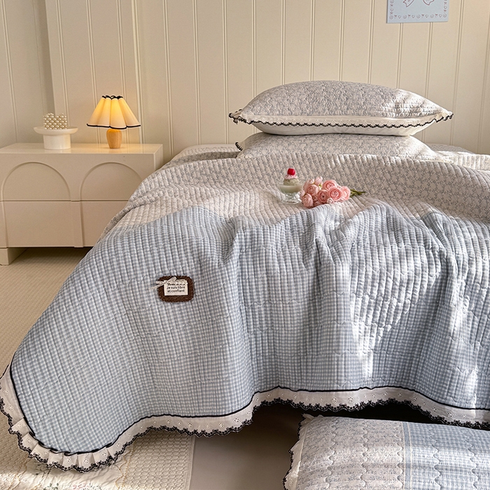 91家纺网 家纺一手货源 找家纺 贝凯瑞 2026新款水洗皱皱纱双层纱云朵棉三层夹棉绗绣刺绣小花边单件三件床盖 海盐气泡