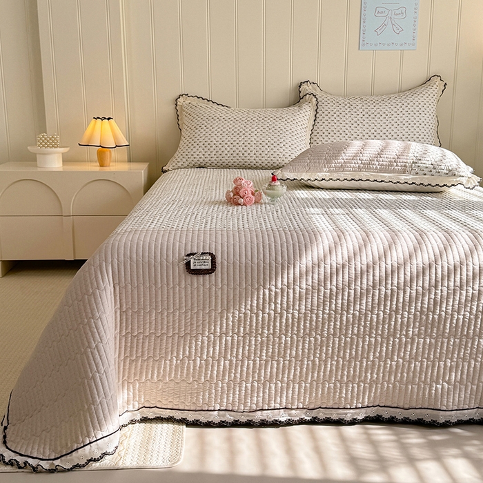 91家纺网 家纺一手货源 找家纺 贝凯瑞 2026新款水洗皱皱纱双层纱云朵棉三层夹棉绗绣刺绣小花边单件三件床盖 奶咖碎梦