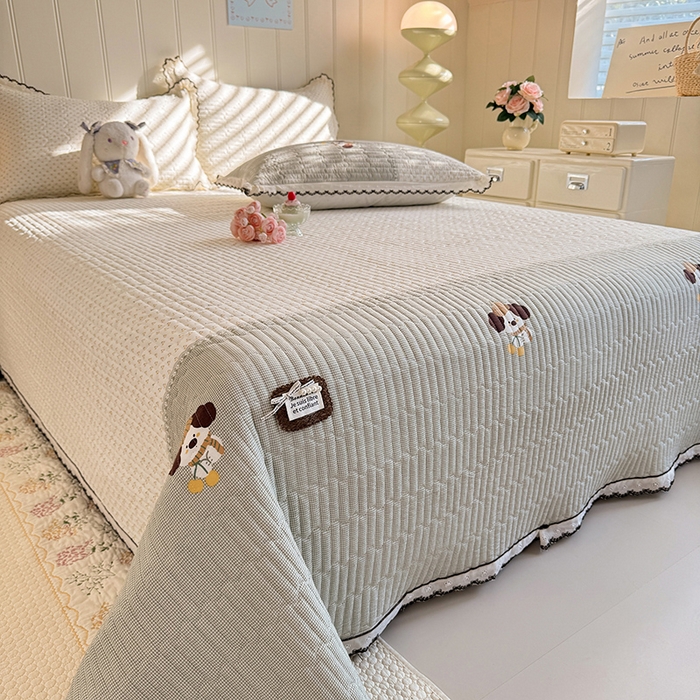 91家纺网 家纺一手货源 找家纺 贝凯瑞 2026新款水洗皱皱纱双层纱云朵棉三层夹棉绗绣刺绣小花边单件三件床盖 软萌小狗