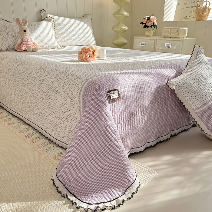 91家纺网 家纺一手货源 找家纺 贝凯瑞 2026新款水洗皱皱纱双层纱云朵棉三层夹棉绗绣刺绣小花边单件三件床盖 芋泥奶冻