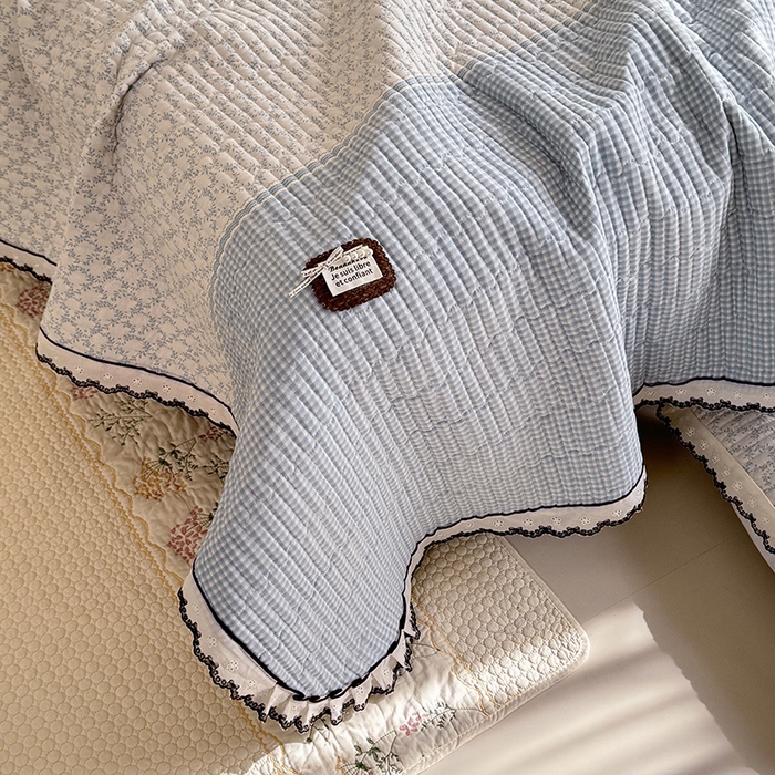 91家纺网 家纺一手货源 找家纺 贝凯瑞 2026新款水洗皱皱纱双层纱云朵棉三层夹棉绗绣刺绣小花边单件三件床盖 海盐气泡