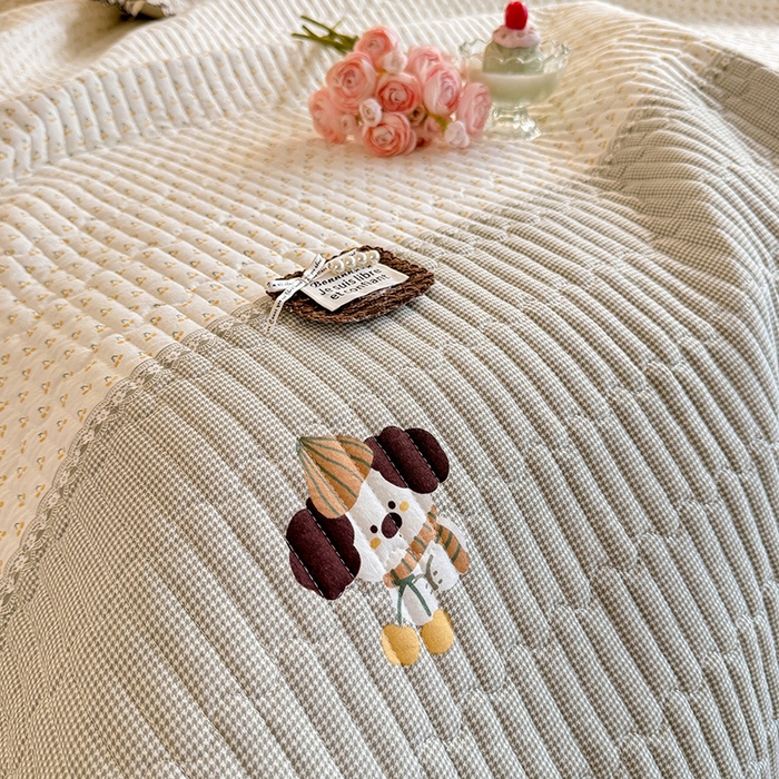 91家纺网 家纺一手货源 找家纺 贝凯瑞 2026新款水洗皱皱纱双层纱云朵棉三层夹棉绗绣刺绣小花边单件三件床盖 软萌小狗