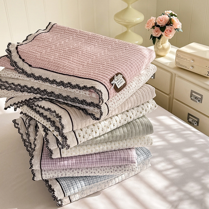 91家纺网 家纺一手货源 找家纺 贝凯瑞 2026新款水洗皱皱纱双层纱云朵棉三层夹棉绗绣刺绣小花边单件三件床盖 组合图仅供展示-不可下单